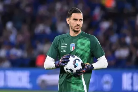 وسط منافسة أوروبية شرسة.. مانشستر يونايتد يدخل سباق التعاقد مع حارس نابولي